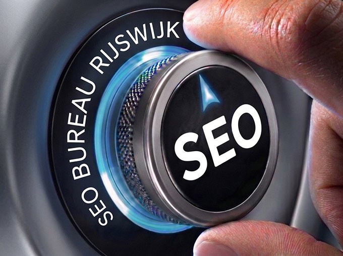 Hand draait aan verlichte knop ingesteld op SEO bureau Rijswijk - 2B Media - Online Marketing & Webdesign