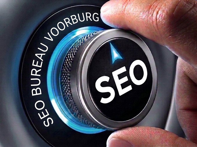 Hand draait aan verlichte knop ingesteld op SEO bureau Voorburg - 2B Media - Online Marketing & Webdesign
